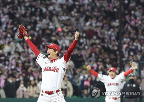 8일 인천 SSG 랜더스필드에서 열린 2022 프로야구 KBO리그 한국시리즈 6차전 경기에서 키움을 꺾고 우승을 차지한 SSG 마무리 김광현이 기뻐하고 있다.   연합뉴스